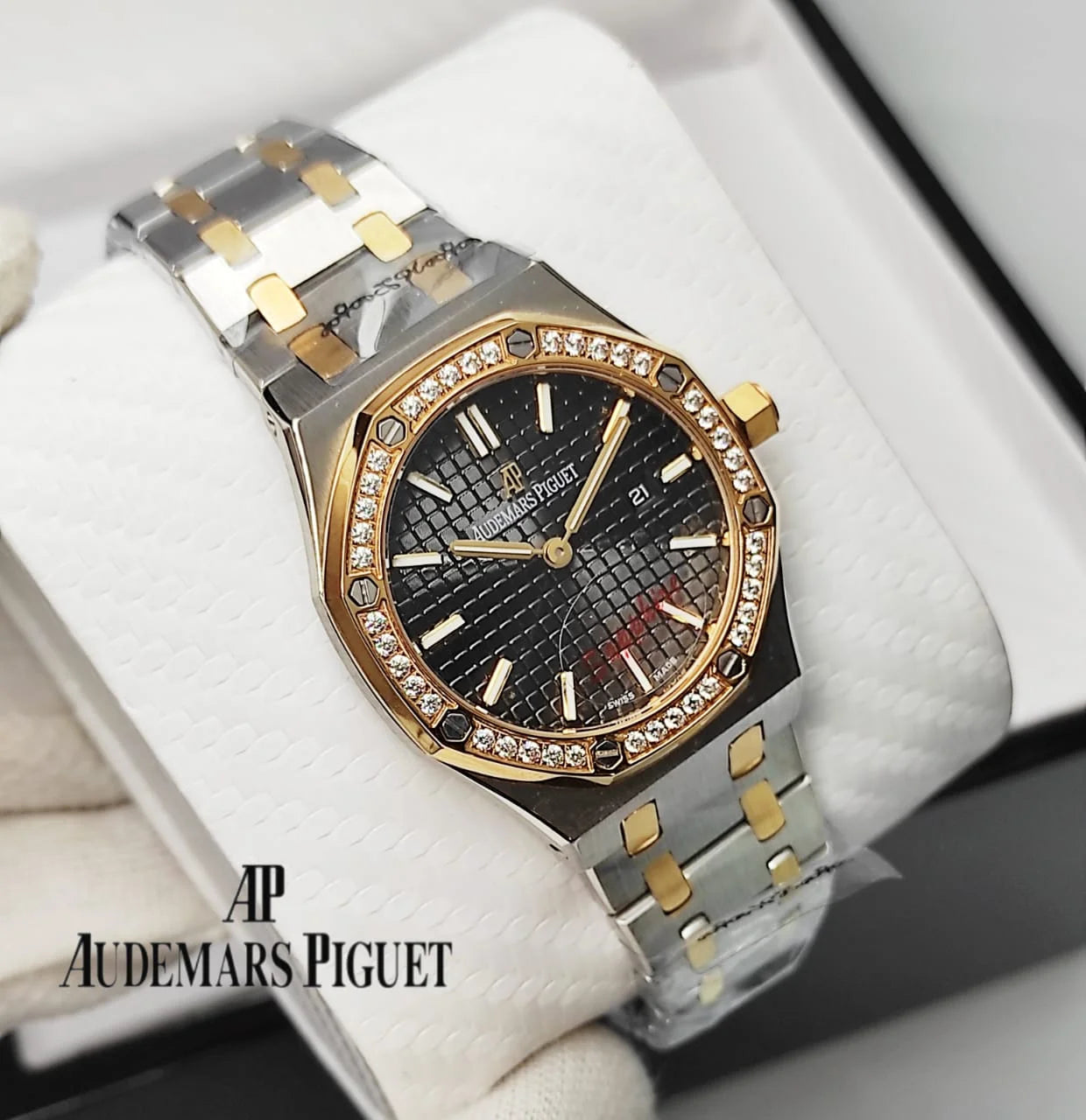 "Aude Piguet Royal Oak 34mm Dual-Tone Diamond Bezel Black Dial Ladies Watch – Swiss ETA Quartz Movement | 1:1 Super Clone Luxury Replica"