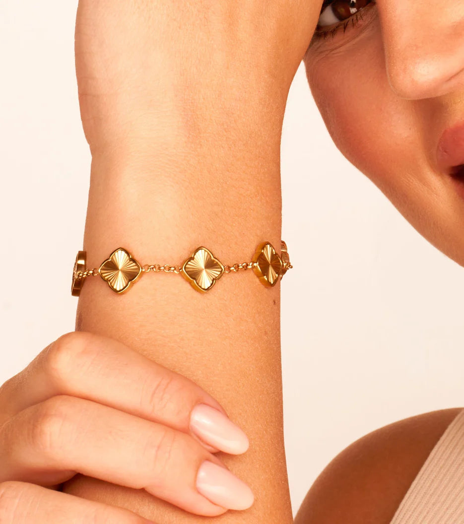 5mm Moissanite Textured Multi-Clover Bracelet in Gold – VVS Diamond-Look Lucky Charm Jewelry for Women in Yellow, Rose & White Gold